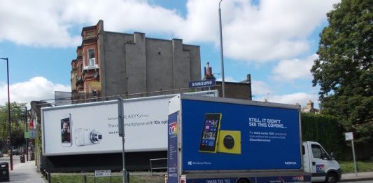 Nokia Lumia 1020 Vs Samsung Galaxy S4 Zoom σε μια έξυπνη διαφήμιση