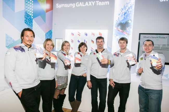 Τα μέλη της Samsung GALAXY ομάδας Alex Pullin (Αυστραλία), Magdalena Neuner (Γερμανία), Liudmila Privivkova (Ρωσία), Katarzyna Bachleda-Curuś (Πολωνία), Armin Zöggeler (Ιταλία), Billy Morgan (Ηνωμένο Βασίλειο) και Yosyf Penyak (Ουκρανία) κρατώντας  την επίσημη συσκευή κινητής τηλεφωνίας των Ολυμπιακών Αγώνων, το Samsung GALAXY Note 3, στην τελετή έναρξης της πρωτοβουλίας Samsung Smart Olympic Games.