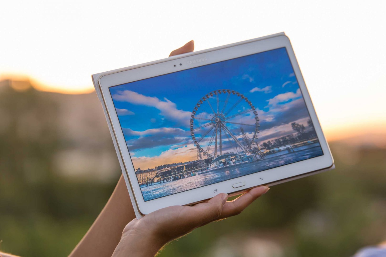 Τα τελευταία διαφημιστικά του Samsung Galaxy Tab S την λένε στο iPad Air