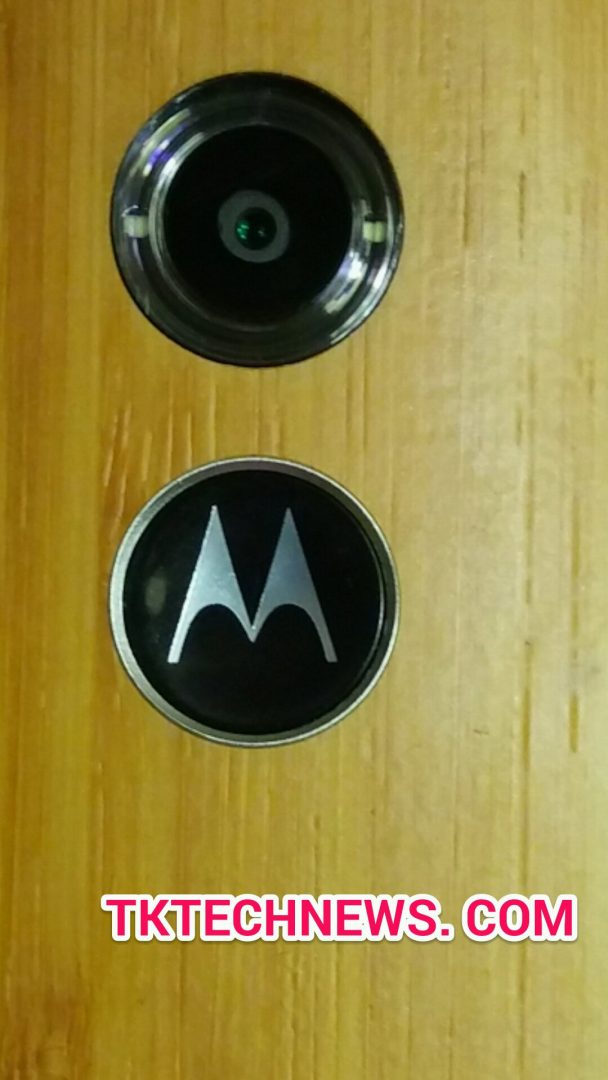 Νέες φωτογραφίες του Moto X+1 αποκαλύπτουν την οθόνη και το πίσω μέρος της συσκευής