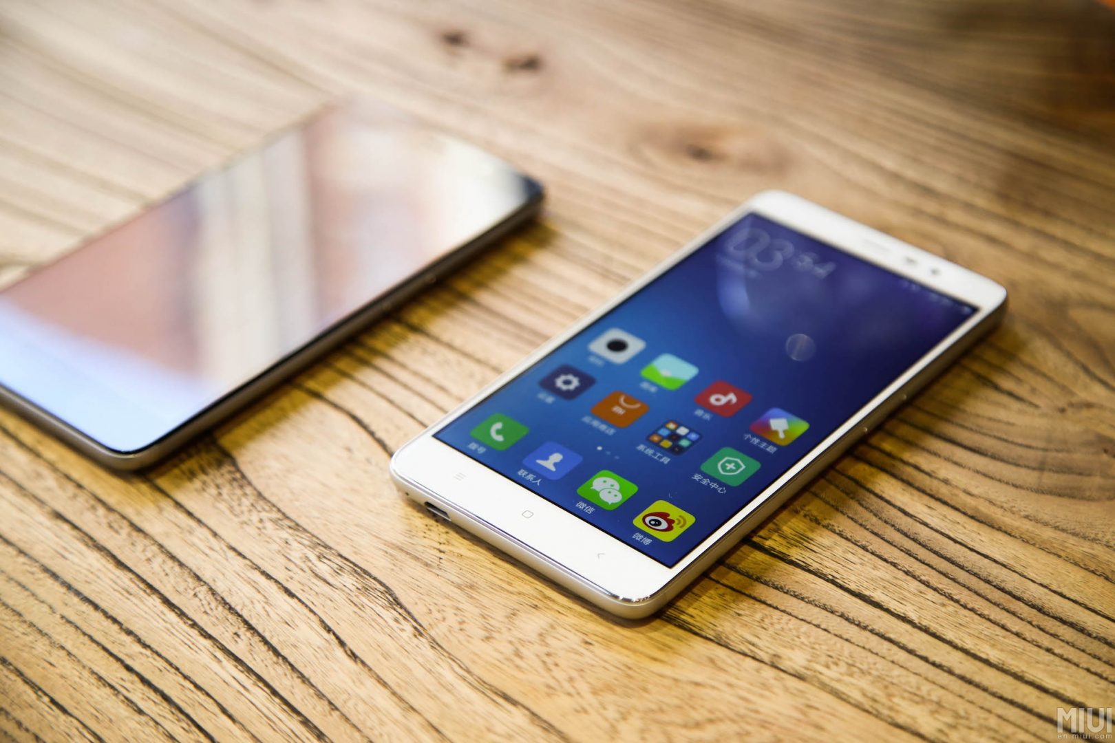 Συσκευή της Xiaomi εμφανίστηκε σε φωτογραφία με οθόνη 4,3 ιντσών και Snapdragon 820