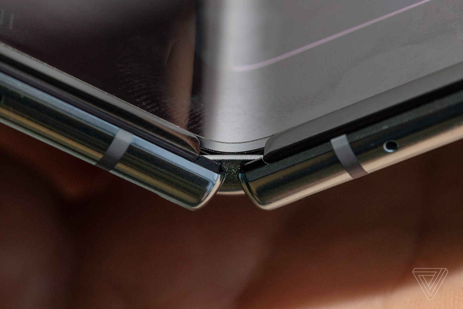To Samsung Galaxy Fold είναι υπέροχη συσκευή αλλά το κόστος δεν είναι το μόνο που πρέπει να σε ανησυχεί (video)