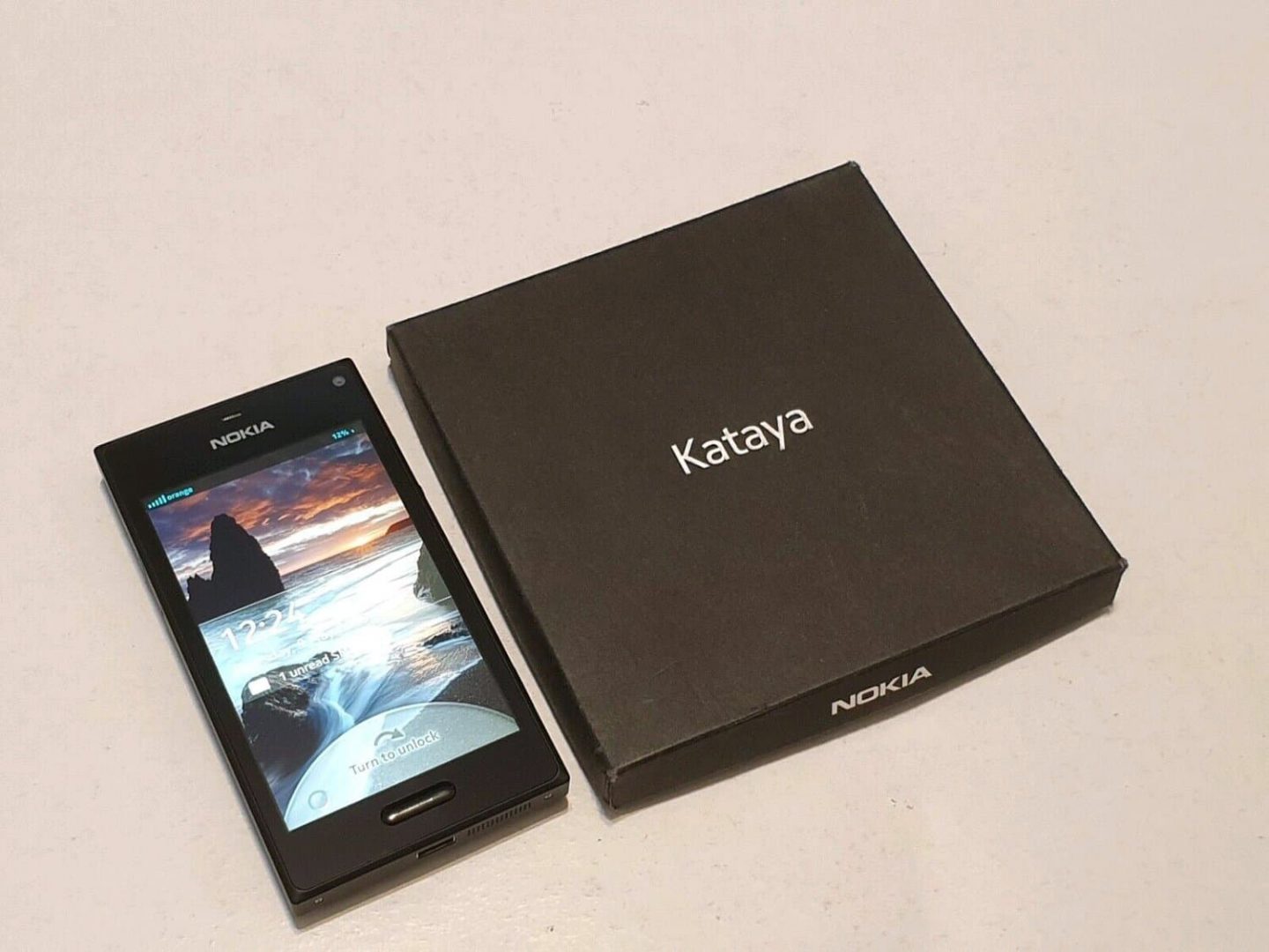 Αυτό είναι το Nokia Kataya smartphone, με άγνωστο λειτουργικό και πωλείται στο ebay