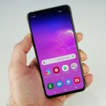 Samsung-Galaxy-S10e-in-hand-front-840×472