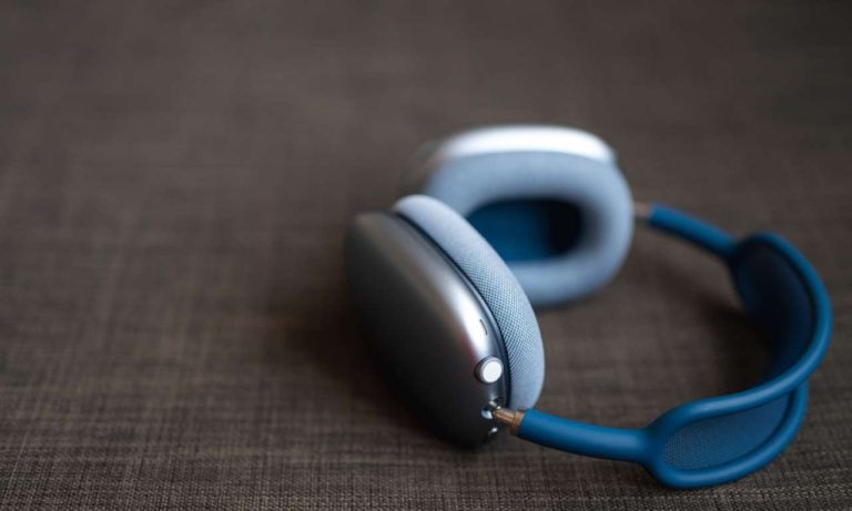 plastic airpods max lossless on the way