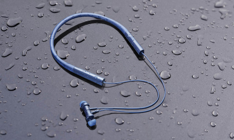 Xiaomi Mi Neckband Bluetooth Earphones Pro and το Mi Portable Bluetooth Speaker