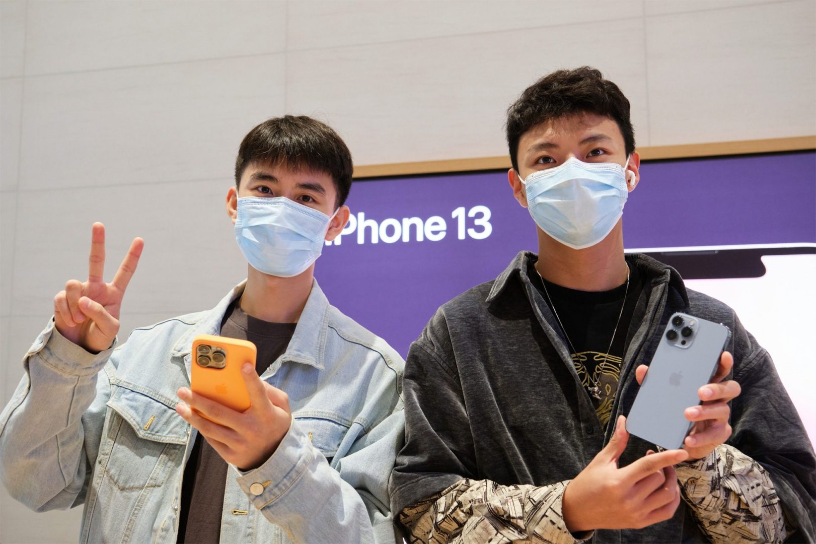 Ιστορική στιγμή! Οι πρώτοι αγοραστές του iPhone 13 ποζάρουν στο φακό!