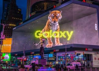 Samsung Galaxy S22 Tiger in City