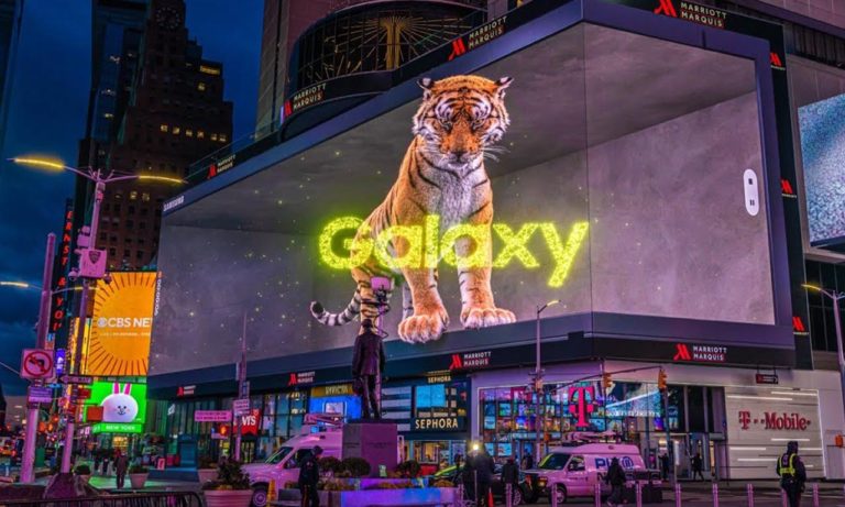 Samsung Galaxy S22 Tiger in City