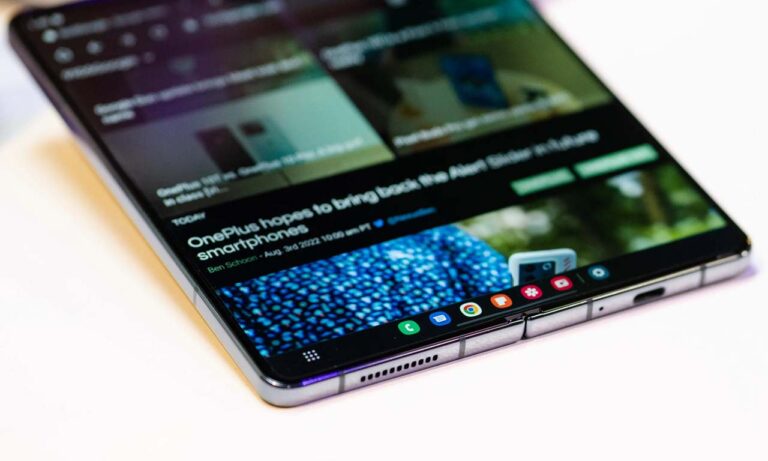 Samsung Galaxy Z Fold 4 Android 12L Taskbar RAM Plus