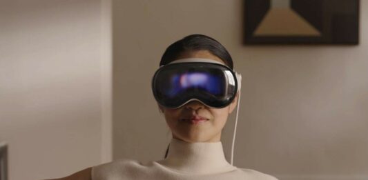 Apple Vision Pro: Θα το κρατάς με τα χέρια στο πρόσωπό σου αλλιώς πρέπει να πληρώσεις Apple Vision Pro