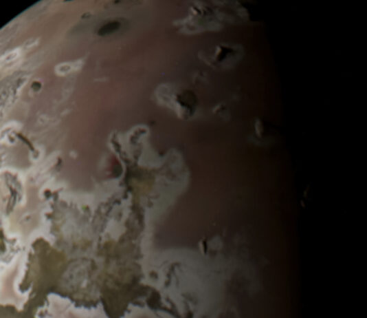 Σκάφος της NASA φωτογραφίζει από απόσταση αναπνοής το πιο βίαιο φεγγάρι του Δία