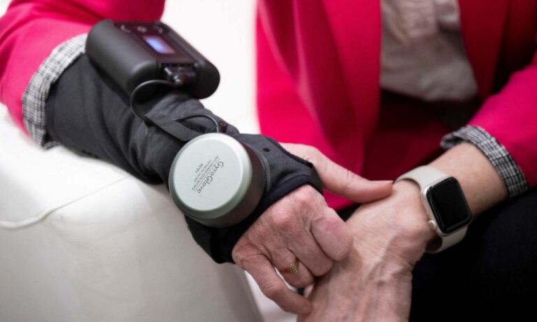 Parkinson γάντι CES 2024 GyroGlove