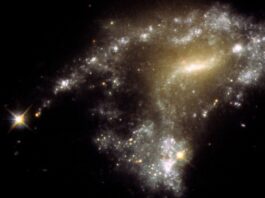 Μια μαγευτική διαστημική “χορδή μαργαριταριών” εντόπισε το Hubble (εικόνα) NASA Hubble χορδή μαργαριταριών