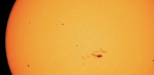 Ο Ήλιος εμφάνισε τεράστιες κηλίδες. Ίσως μπορείτε να τις δείτε! Ηλιακές κηλίδες