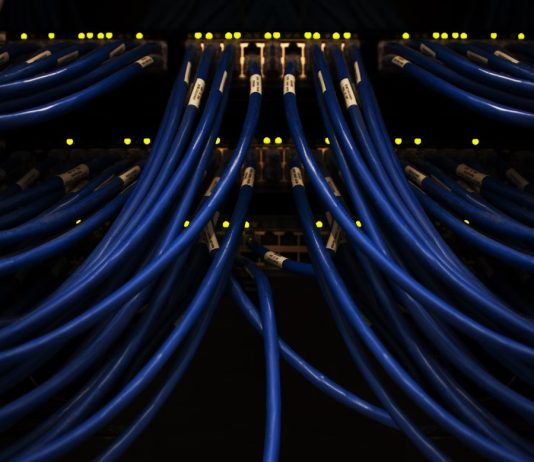 Και όμως στην Ελλάδα παίρνεις οπτική ίνα μέχρι το σπίτι 200Mbps συμμετρικό με 14 ευρώ/μήνα οπτική ίνα 14 ευρώ/μήνα