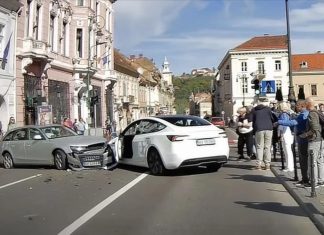 Tesla autopilot τρακάρισμα πεζός