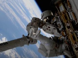 Δείτε τους αστροναύτες της NASA να συλλέγουν δείγματα μικροβίων στο διάστημα! Διαστημικό περίπατο