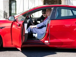 Οι Καναδοί πέταξαν έξω την Tesla κακήν κακώς Tesla musk trump