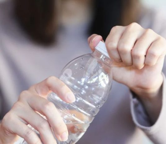 Η ανθρωπότητα στο χείλος της εξάντλησης του νερού! Ο χάρτης – κόλαση εμφιαλωμένο νερό