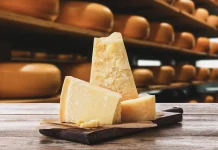 Η αλήθεια πίσω από την παρμεζάνα: Πολλοί χρήστες σοκαρίστηκαν όταν έμαθαν πώς φτιάχνεται