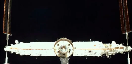 Τρεις αστροναύτες έχουν εγκλωβιστεί στο διάστημα όταν το σκάφος τους χτυπήθηκε! αστροναύτες