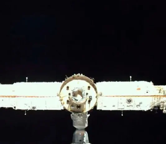 Τρεις αστροναύτες έχουν εγκλωβιστεί στο διάστημα όταν το σκάφος τους χτυπήθηκε! αστροναύτες