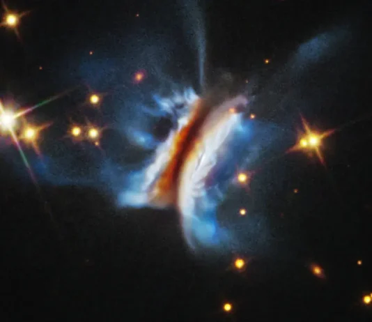 Το τηλεσκόπιο Hubble κοιτάει το χάος μέσα στο «Σάντουιτς του Δράκουλα» IRAS 23077+6707