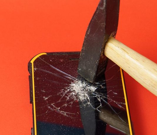 Τα smartphones στην ηλικία των 12 ετών προκαλούν σοβαρά προβλήματα υγείας στα παιδιά