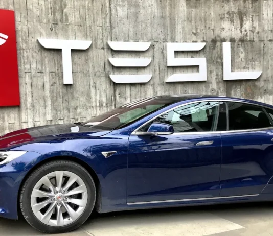 Tesla: Έρχεται ψηφιακό κλειδί στο Apple Wallet