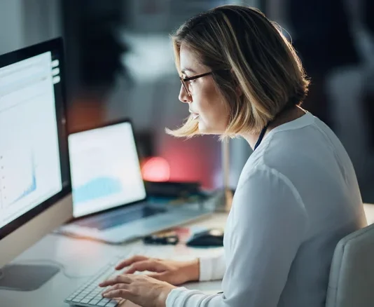 Πώς να ρυθμίσεις σωστά το ύψος της οθόνης του υπολογιστή σου