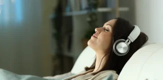 Γιατί δεν είναι καλή ιδέα να κοιμάσαι όλο το βράδυ με ακουστικά;