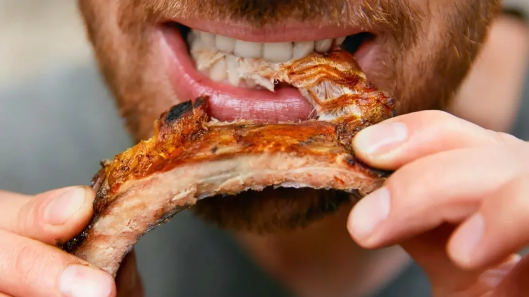 ManEatingMeatCloseUp κρεατοφάγοι