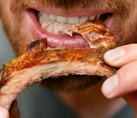 Μελέτη διαπιστώνει ότι οι κρεατοφάγοι έχουν περισσότερες πιθανότητες να ζήσουν μέχρι τα 100. Αλλά… κρεατοφάγοι