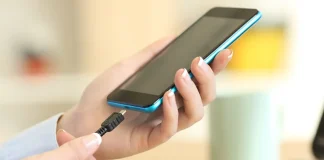 Ποια αξεσουάρ δεν πρέπει ποτέ να συνδέεις στη θύρα USB του smartphone σου