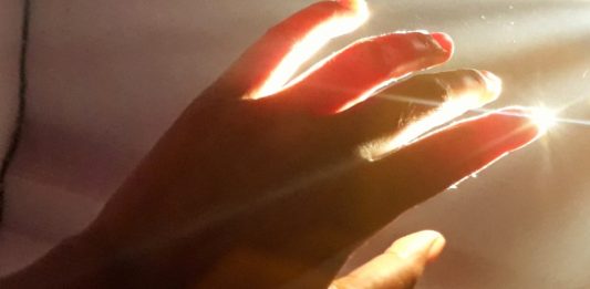 Εκπέμπουμε ένα φως που σβήνει με το θάνατο: Η απόδειξη! βιοφωτόνια