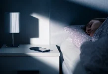 Γιατί δεν πρέπει να έχεις το κινητό στο υπνοδωμάτιο όταν κοιμάσαι