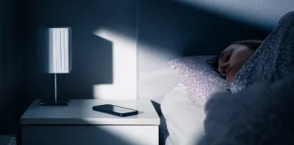 Γιατί δεν πρέπει να έχεις το κινητό στο υπνοδωμάτιο όταν κοιμάσαι
