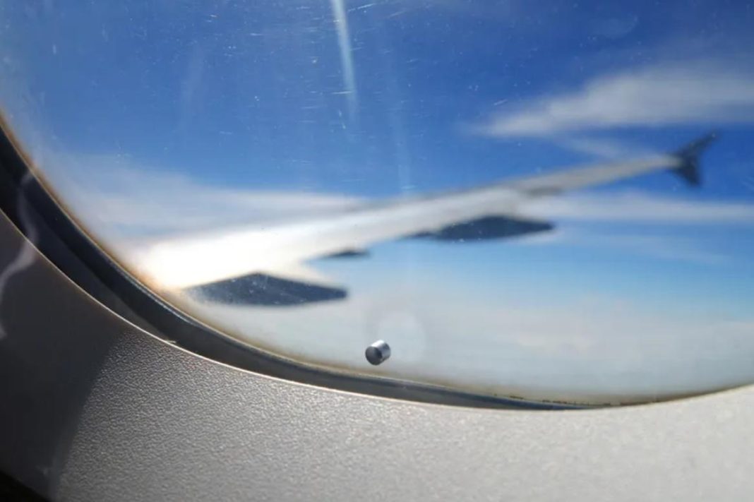 aeroplane τρύπα στο παράθυρο αεροπλάνου