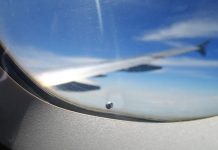 Η άγνωστη μικρή τρύπα στο παράθυρο των αεροπλάνων τρύπα στο παράθυρο αεροπλάνου