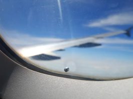 Η άγνωστη μικρή τρύπα στο παράθυρο των αεροπλάνων τρύπα στο παράθυρο αεροπλάνου