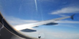 Η άγνωστη μικρή τρύπα στο παράθυρο των αεροπλάνων τρύπα στο παράθυρο αεροπλάνου