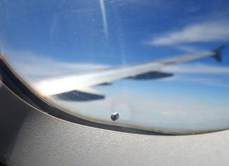 τρύπα στο παράθυρο αεροπλάνου