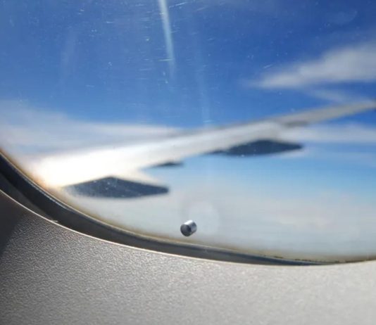 τρύπα στο παράθυρο αεροπλάνου