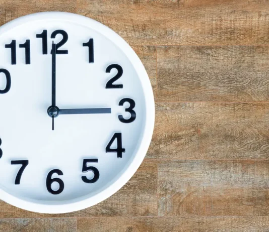 Αλλαγή ώρας 2026: Πότε γυρνάμε τα ρολόγια μια ώρα μπροστά και γιατί αλλαγή ώρας