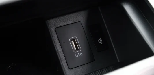 Εξαντλείται η μπαταρία του αυτοκινήτου αν αφήνετε συνεχώς συνδεδεμένη μία συσκευή USB;