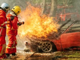 Γιατί οι φωτιές στα ηλεκτρικά αυτοκίνητα χρειάζονται τόσο πολύ νερό