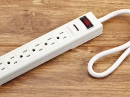 Τι κάνει το κουμπί reset στα πολύπριζα – Πότε πρέπει να το χρησιμοποιείτε