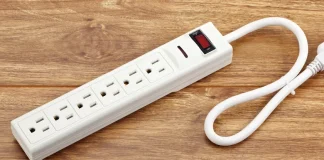 Τι κάνει το κουμπί reset στα πολύπριζα – Πότε πρέπει να το χρησιμοποιείτε