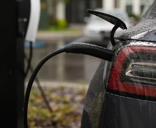 Πέντε λάθη που φθείρουν την μπαταρία κατά την φόρτιση ηλεκτρικού αυτοκινήτου